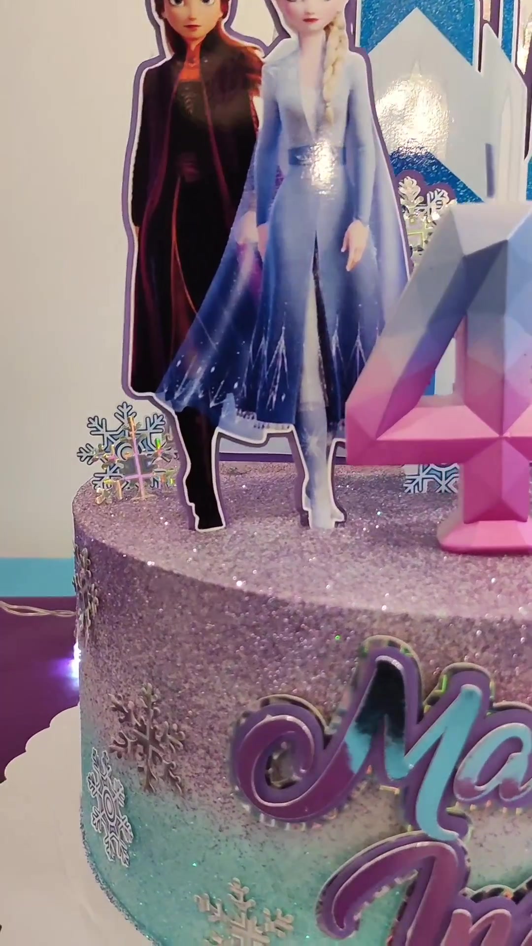 O bolo da Maria Inês foi de Frozen e ficou espetacular, cheio de brilho ...