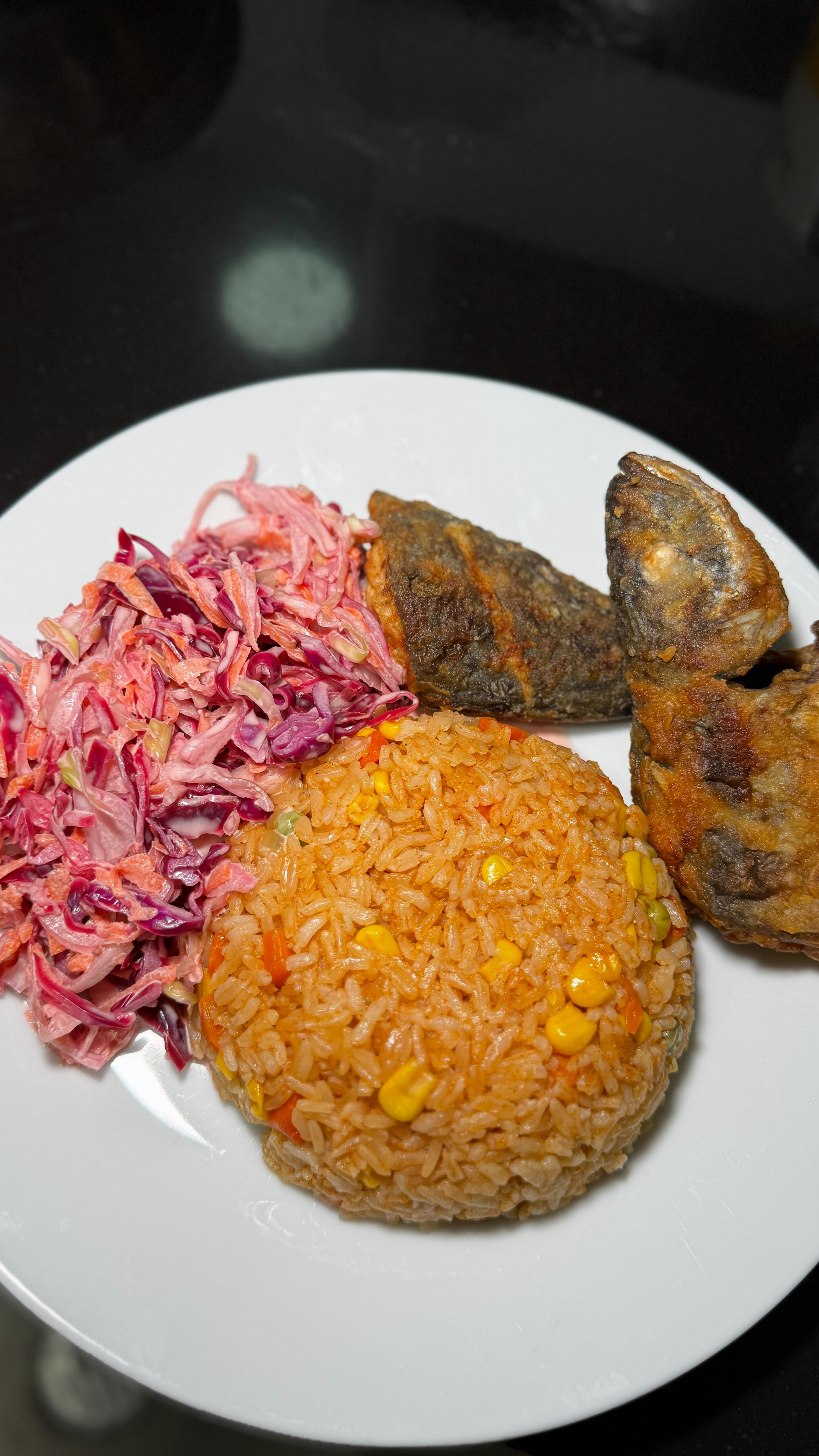 Peixe frito com arroz refogado 😭 Ingredientes: - 1kg de carapau ...