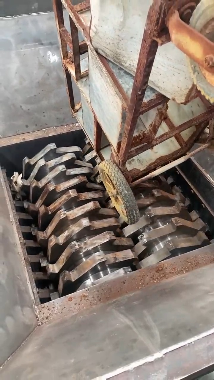 This Machine Was Built to Destroy – And It Shows! #threadingmachine # ...