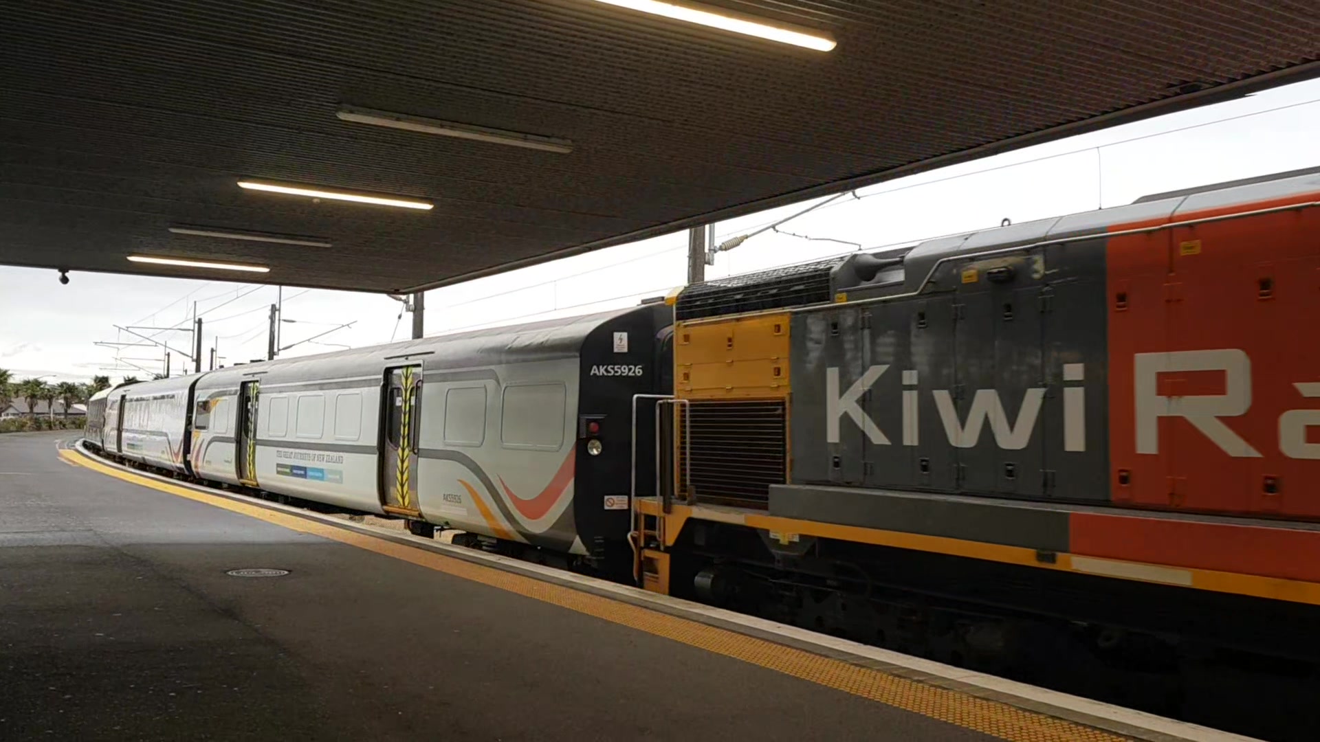🚂200H DFB7049 Northern Explorer Passenger Train arriving at Hamilton ...