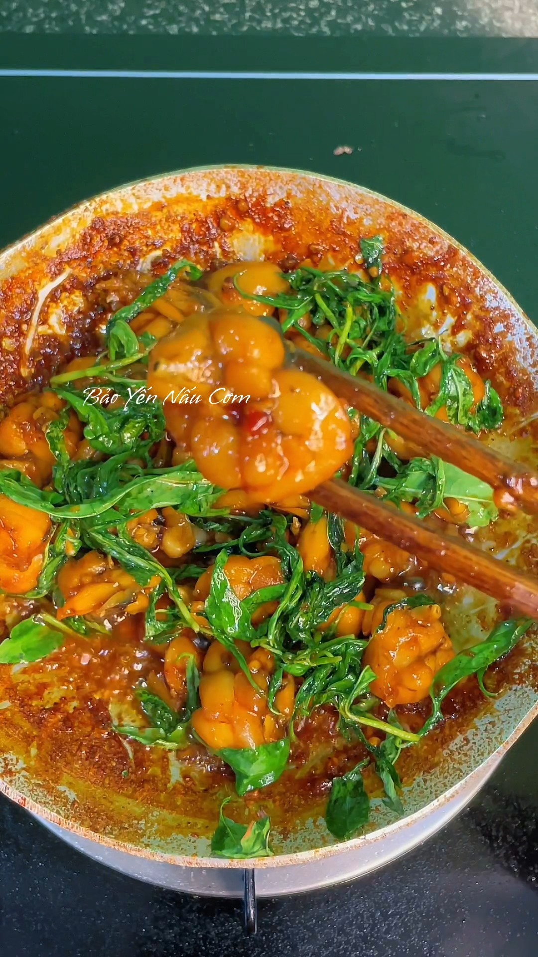 Mùi rau răm hoà vào nước kho cay cay, quyện với vị ngọt tự nhiên của ...