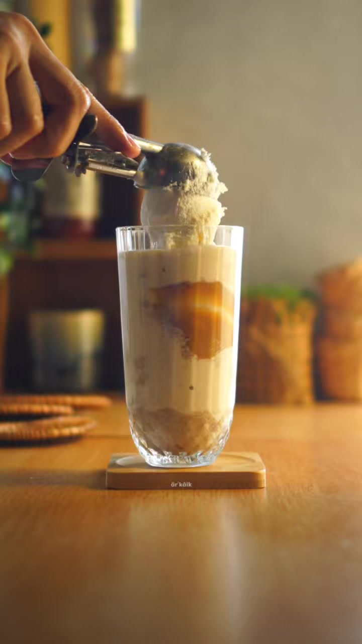 Biscoff Milkshake Float ⬇️ Ingredients: 1 scoop of vanilla ice cream 2 ...