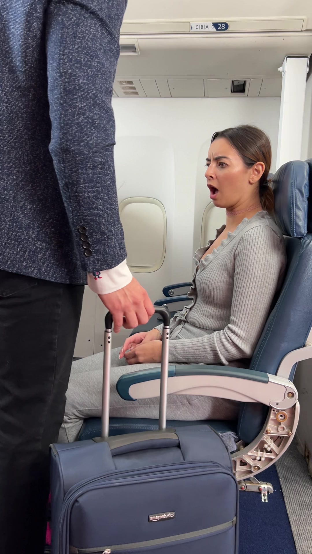 Took her breath away 😂 #airplane #travel #passenger #hello #reels # ...