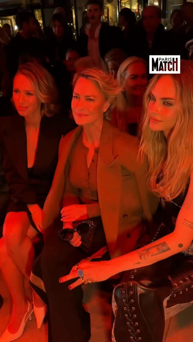 Robin Wright et sa fille Dylan Penn prennent la pose au défilé ...
