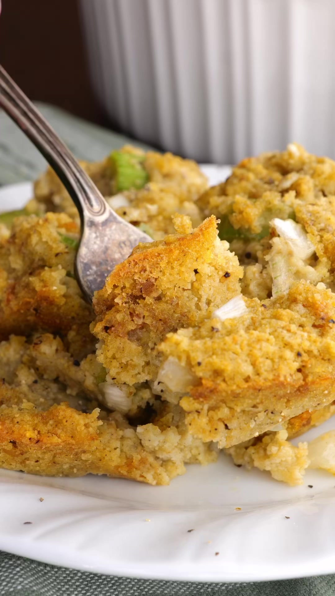 southern lady cooks cornbread dressing Let's face it..cornbread is the main dish! It's always going to be the star of the show. Over 8000 people have saved this recipe! Find it below 👇🏻👇🏻 #Thanksgiving2025 #thanksgivingdinner old fashioned cornbread dressing recipe