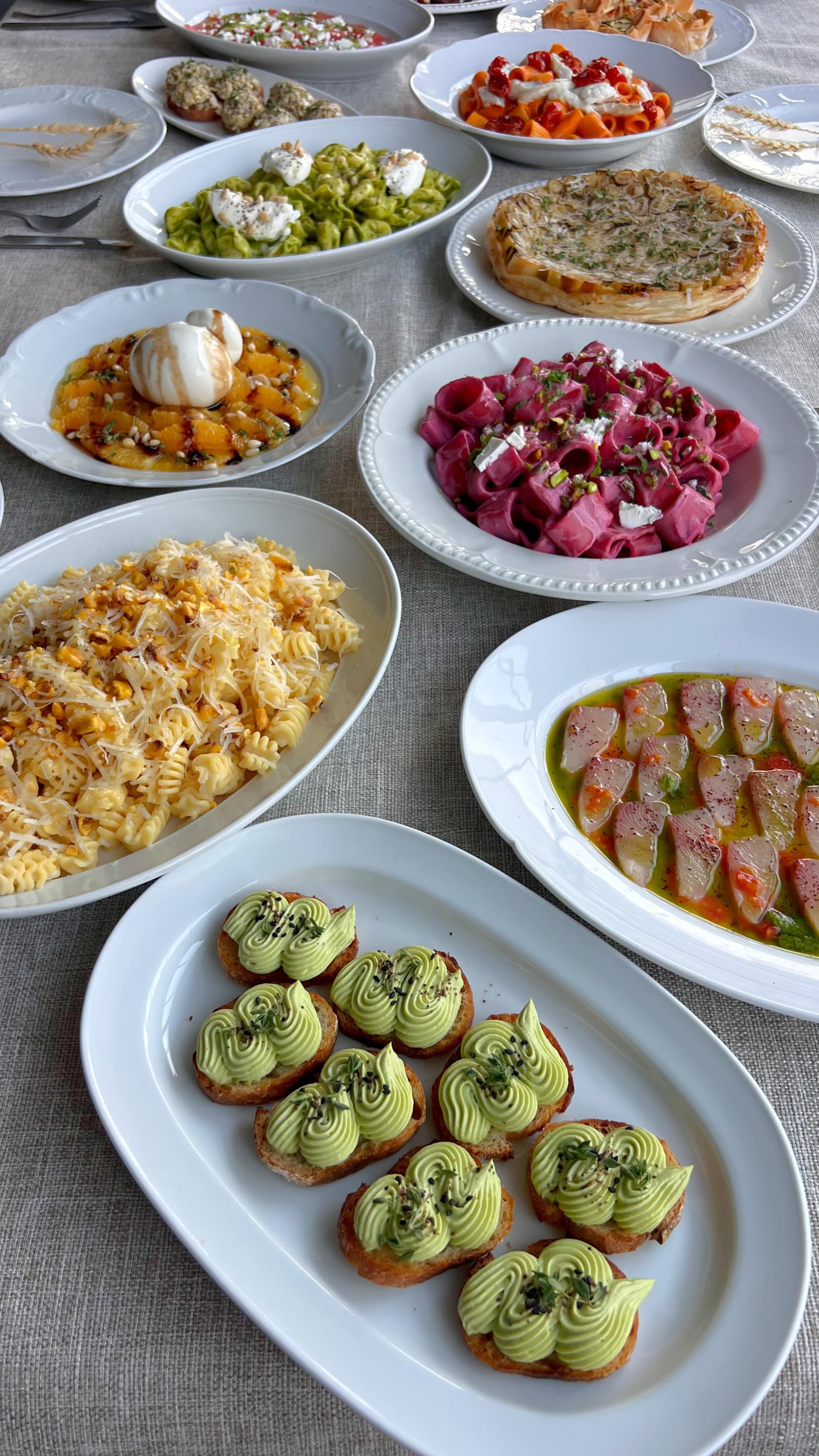 סלט של קיץ 🍑🥒 כשהיינו קטנים סבא היה מכין לנו ״סלט מבולבל״ , ככה הוא ...