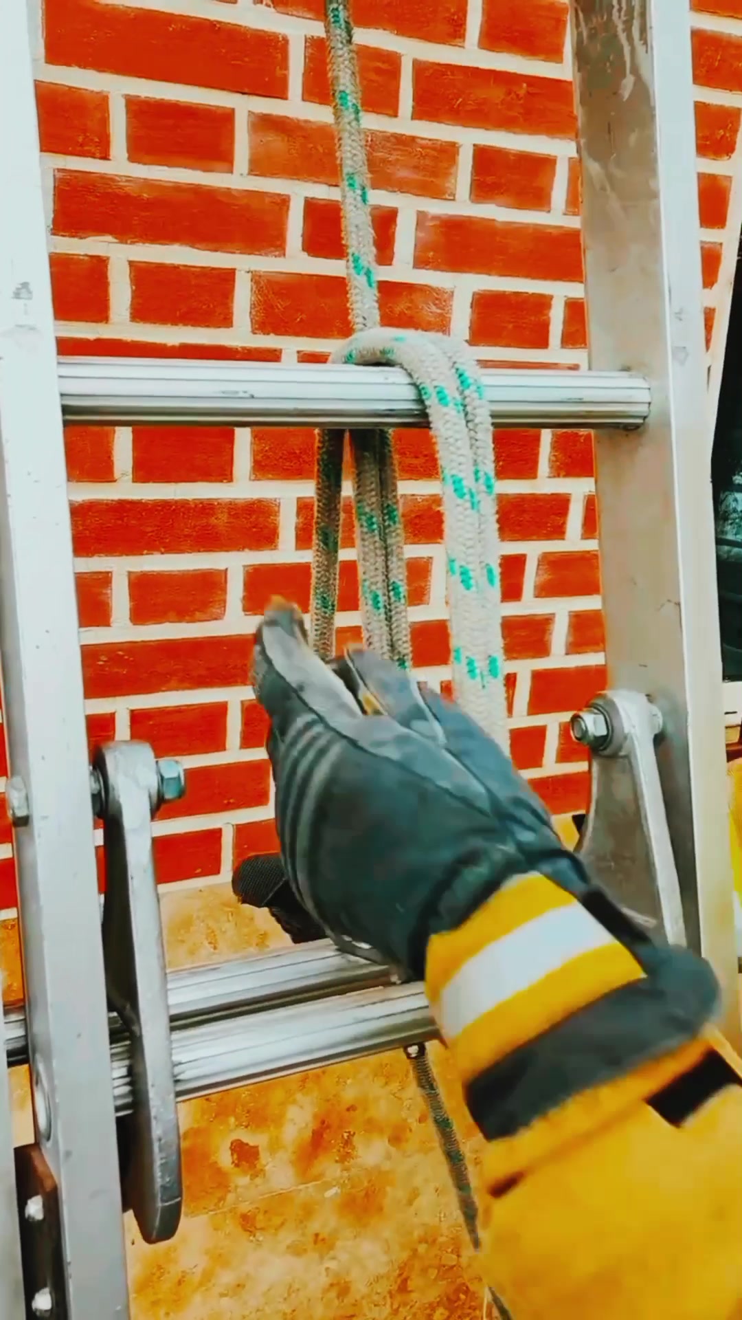 Firefighter Ladder halyard tying technique Every extension ladder in ...