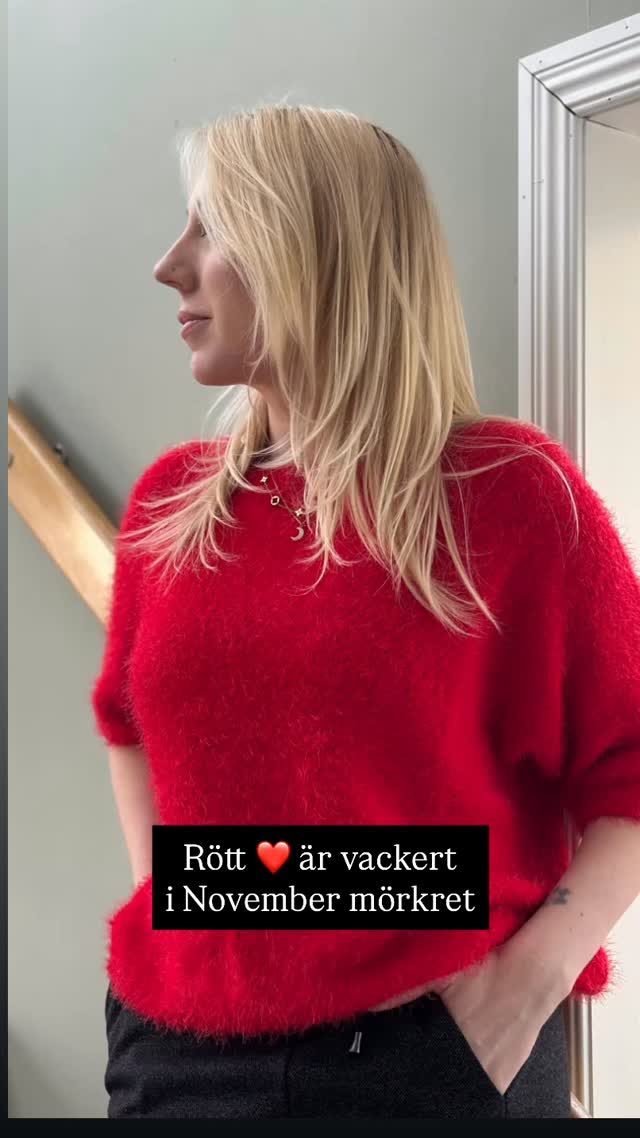 Rött ️ är en vacker färg att bära. Inte bara mot jul utan även årets ...