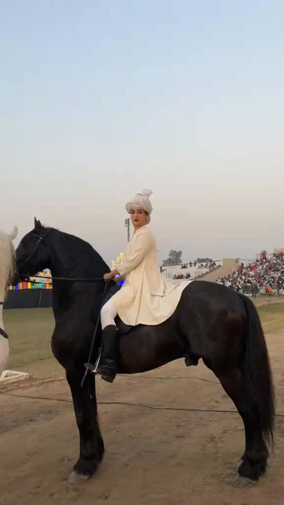 میڈم عروج کیانی صاحبہ اور میڈم سلینہ کا اپنے گھوڑوں کے ساتھ محبت اور ...