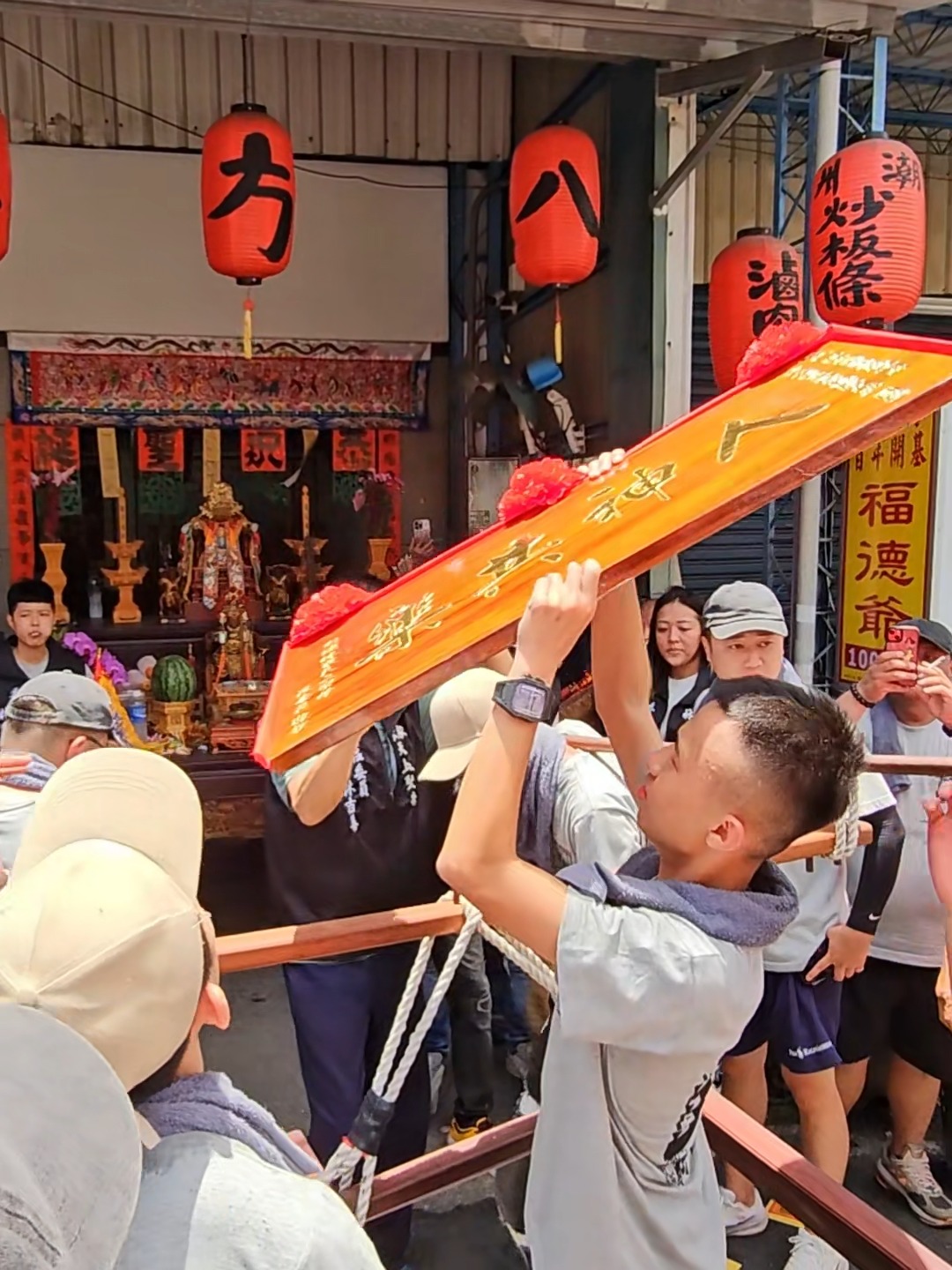 男乩童霸氣迎接鎮南羅聖堂入行臺~林家天上聖母主委隆重迎接聖駕 | 農村廟會信仰 | Facebook