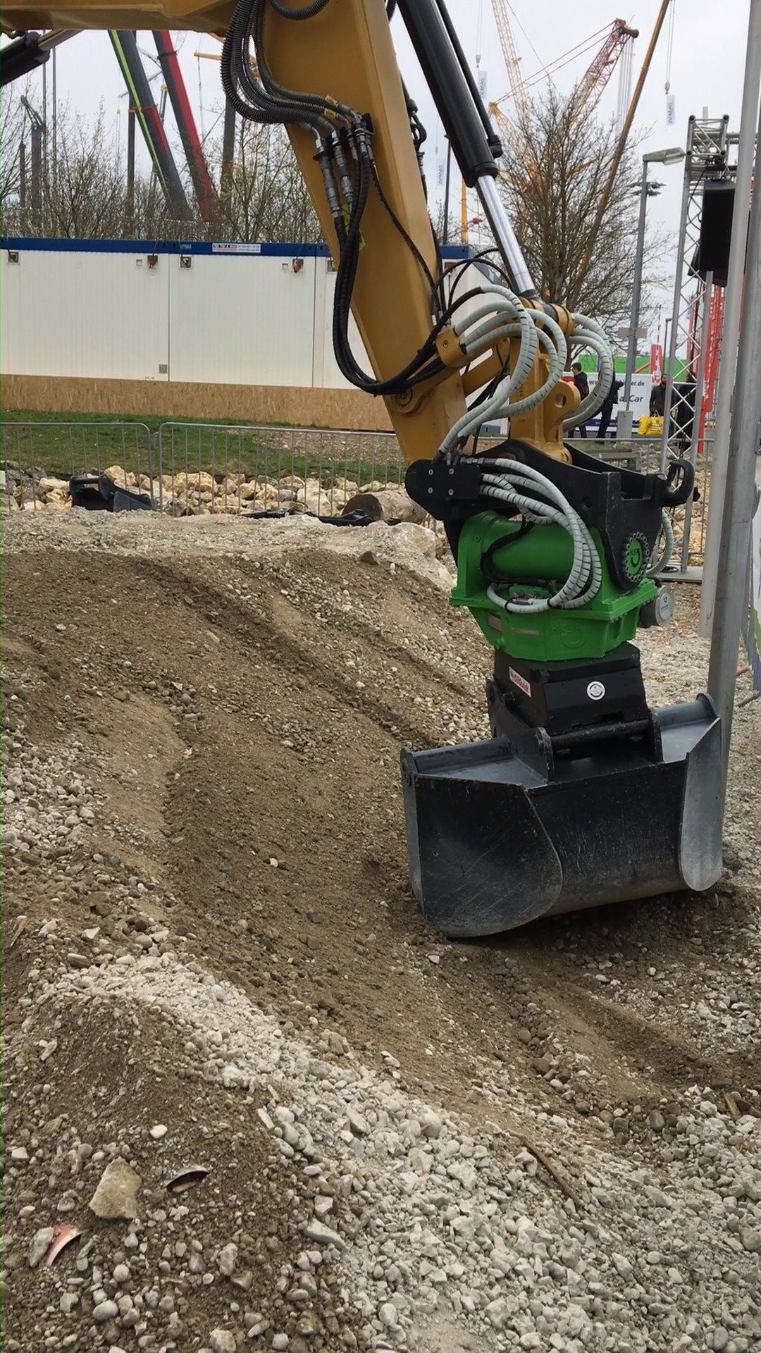 HENLE Universallöffel in Action auf dem HKS Dreh-Antriebe GmbH Stand bei der bauma 😲, #henle #baumaschinentechnik #Anbaugeräte #HKS #motor #schwenkeinrichtung #universallöffel #action #exhibition