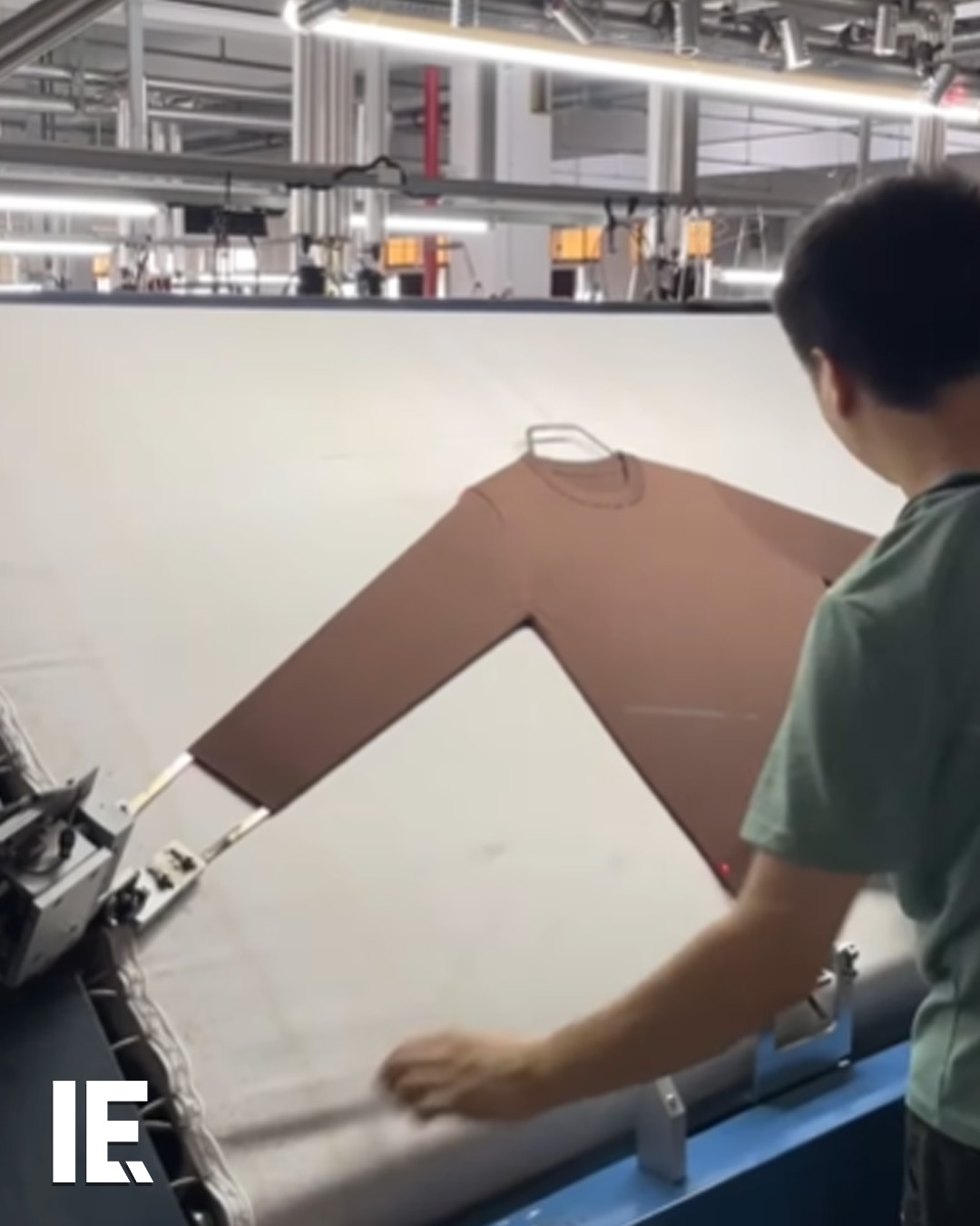 This machine automatically shapes the clothes using frames and steam. 📹 ...