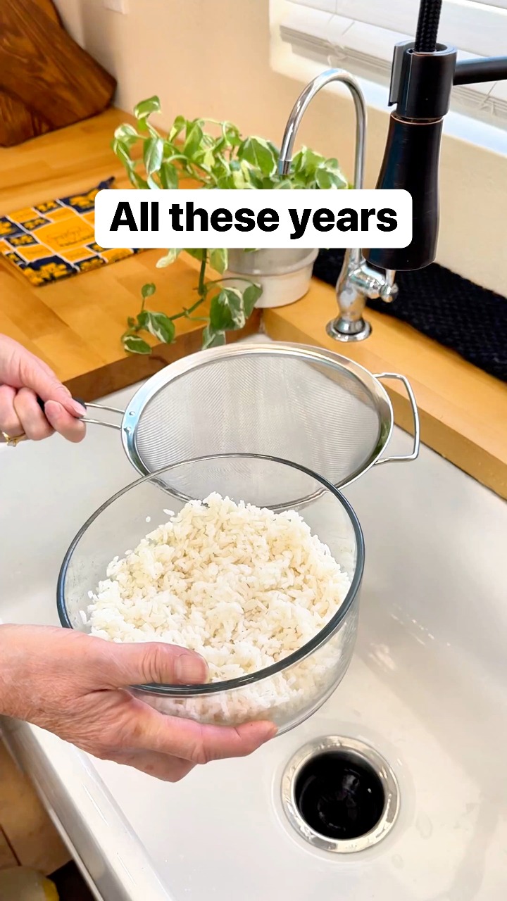 Jeff’s mom pours hot water over leftover rice to reheat 🍚#rice #steam # ...