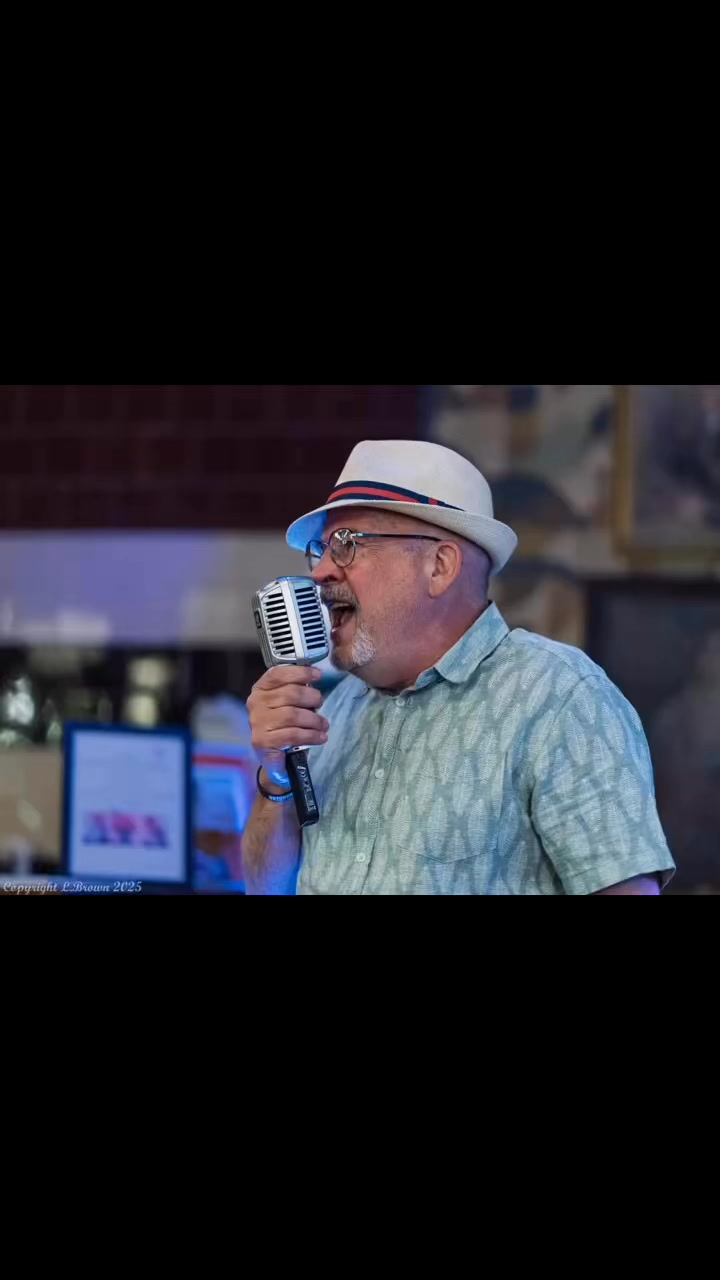 Singing in The Maldives 🇲🇻 does that make me an international performer ...