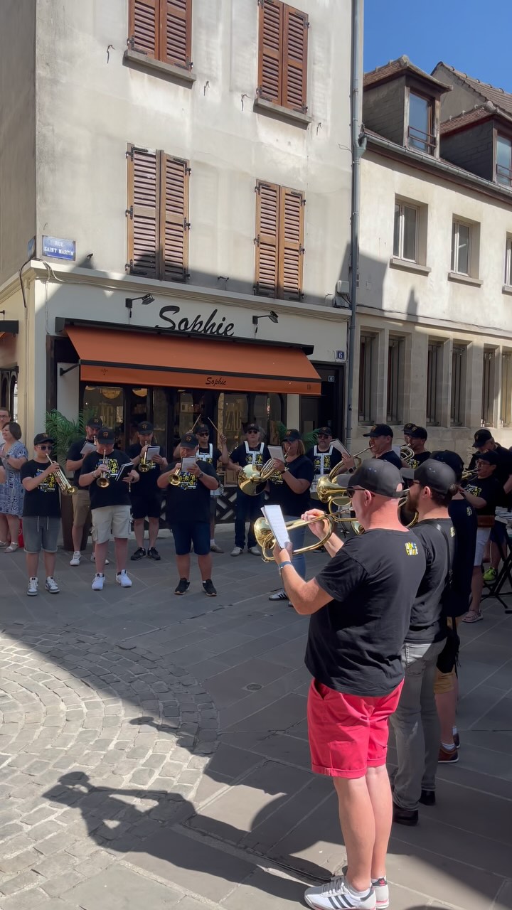 Vibe parfaite aujourd’hui dans notre rue 🎷☀️ Merci la musique # ...
