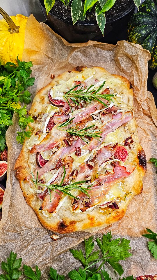 Przepyszna jesienna pinsa z camembertem, figami i boczkiem ️😊 smak ...