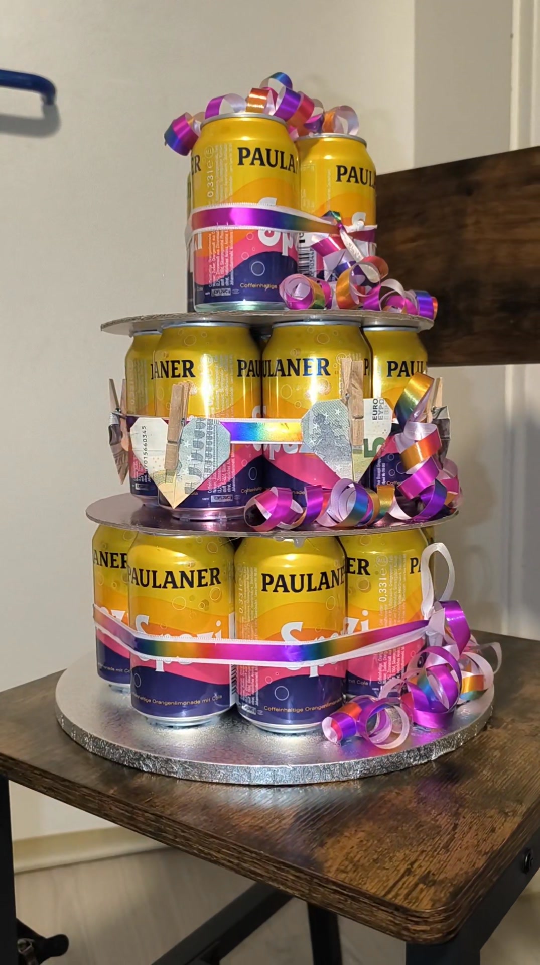 Sind am Wochenende auf einer Jugendweihe eingeladen. Das Jugendweihe-Kind liebt Paulaner Spezi, deshalb gibts eine Spezi-Torte 🍰😁, Wird noch mit Klarsichtfolie umwickelt 🥰 , Hat jemand noch eine Idee