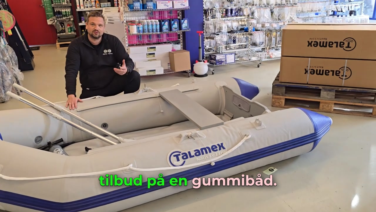 Nu skal vi af med den gummibåd, der har været udstillet i butikken hele ...