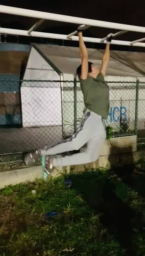 Monkey bar training with our new Myrus wear CrossFit t-shirt 🎯☠️ Many ...