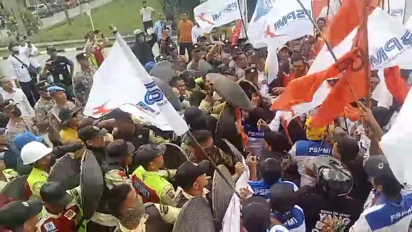 Anggota Aksi FSPMI Pelalawan Diserang Oknum Security PT. RAPP, Memicu ...