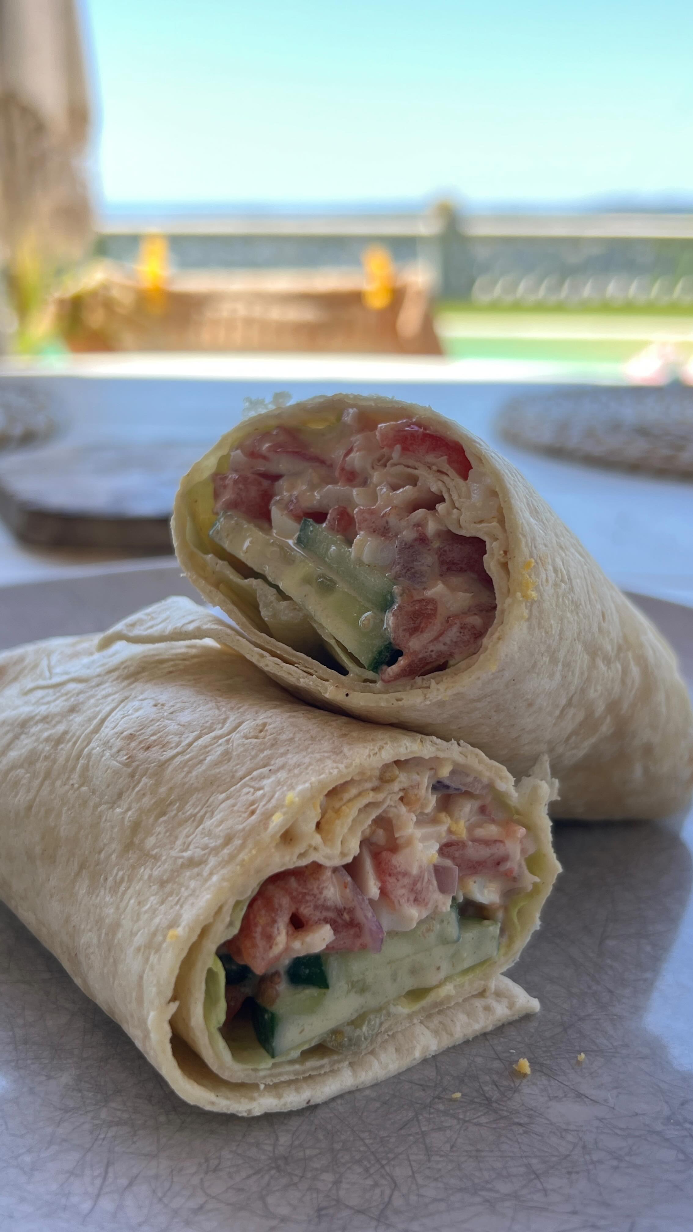 Pour 2 Wraps ; 2 œufs durs, 1 tomate, 14 rondelles de concombre, poulet ...