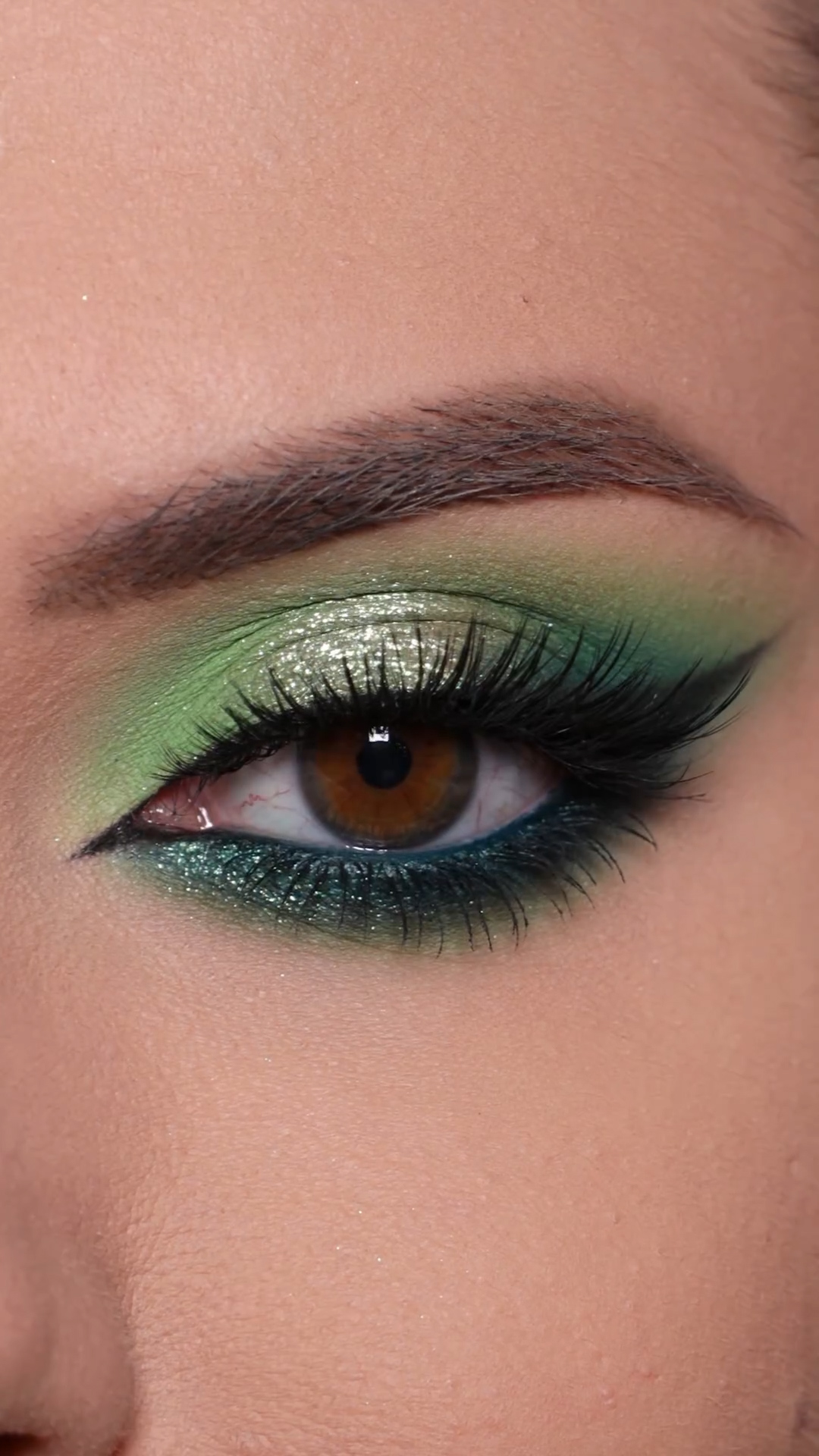 simple makeup for green dress This season calls eyeshadow looks 🎄 wooden wardrobe with dressing table