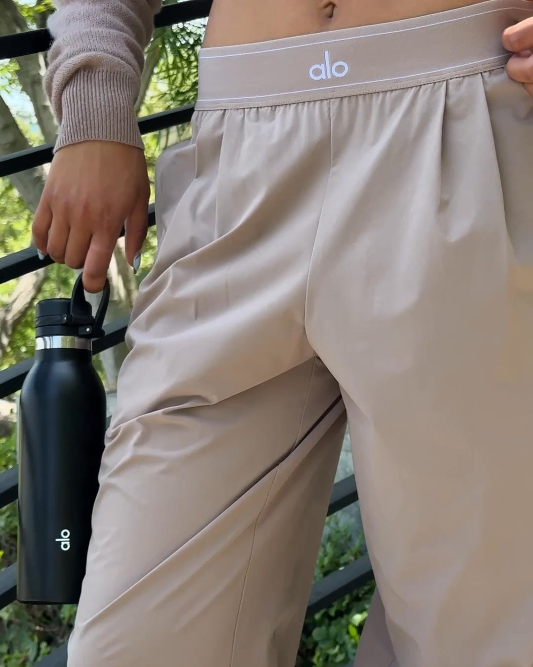 Alo Yoga Suit Up Trouser Gravel S 新品タグ付き 新品】Alo Yoga Suit