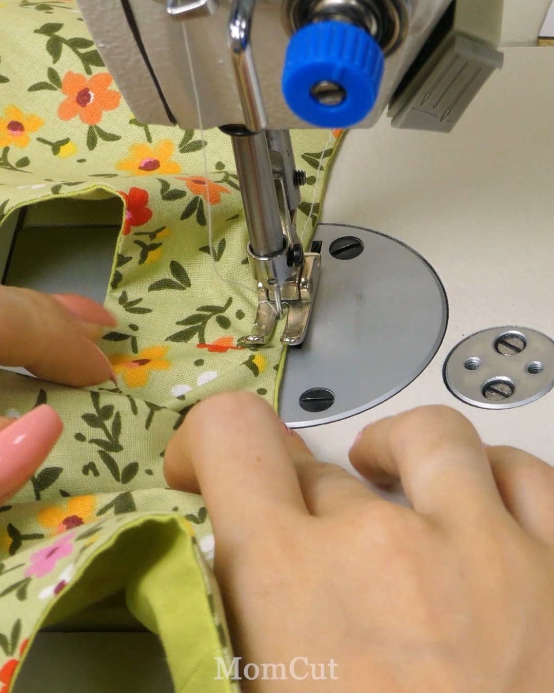 A good sewing technique for creating a V-neckline | MomCut ...