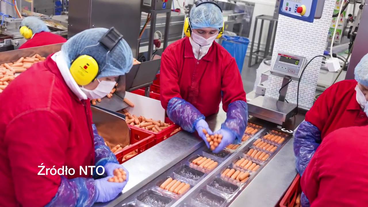 Работа фасовка. Фасовка и упаковка готовой продукции. Упаковщик на конвейере. Фасовщик на конвейер. Укладчик упаковщик