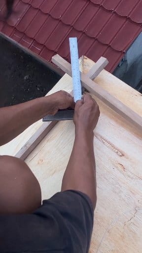 Membuat sudut siku untuk kayu Reng atap rumah. Making right angles for ...