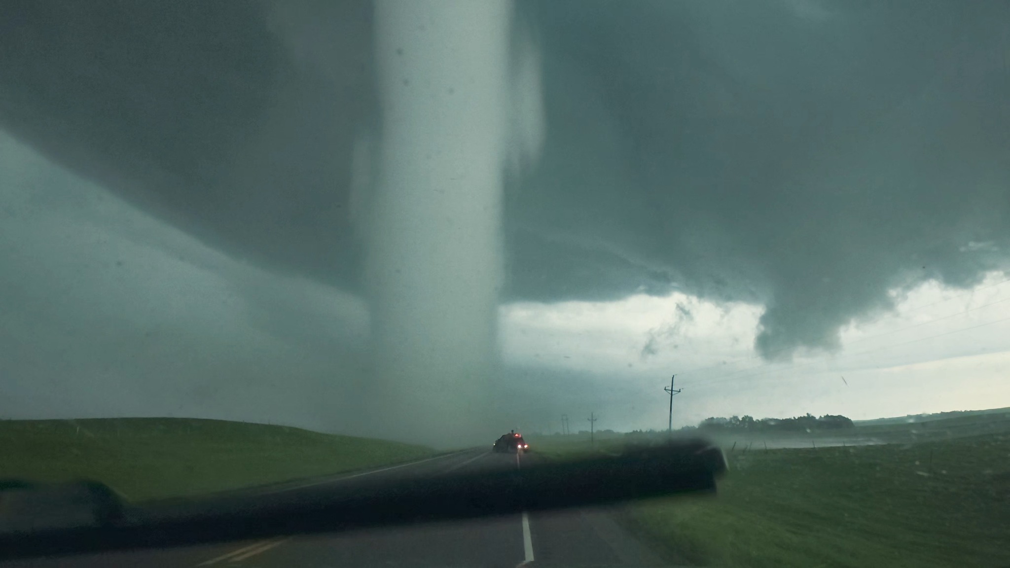 CLOSE RANGE TORNADO INTERCEPT with Reed Timmer Extreme Meteorologist ...