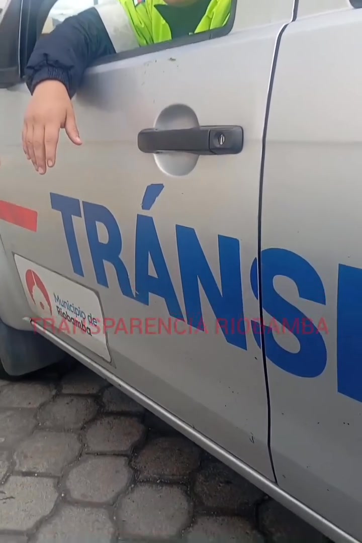 #AGENTE DE #TRANSITÓ DE #RIOBAMBA, no quiso pagar estacionamiento del ...