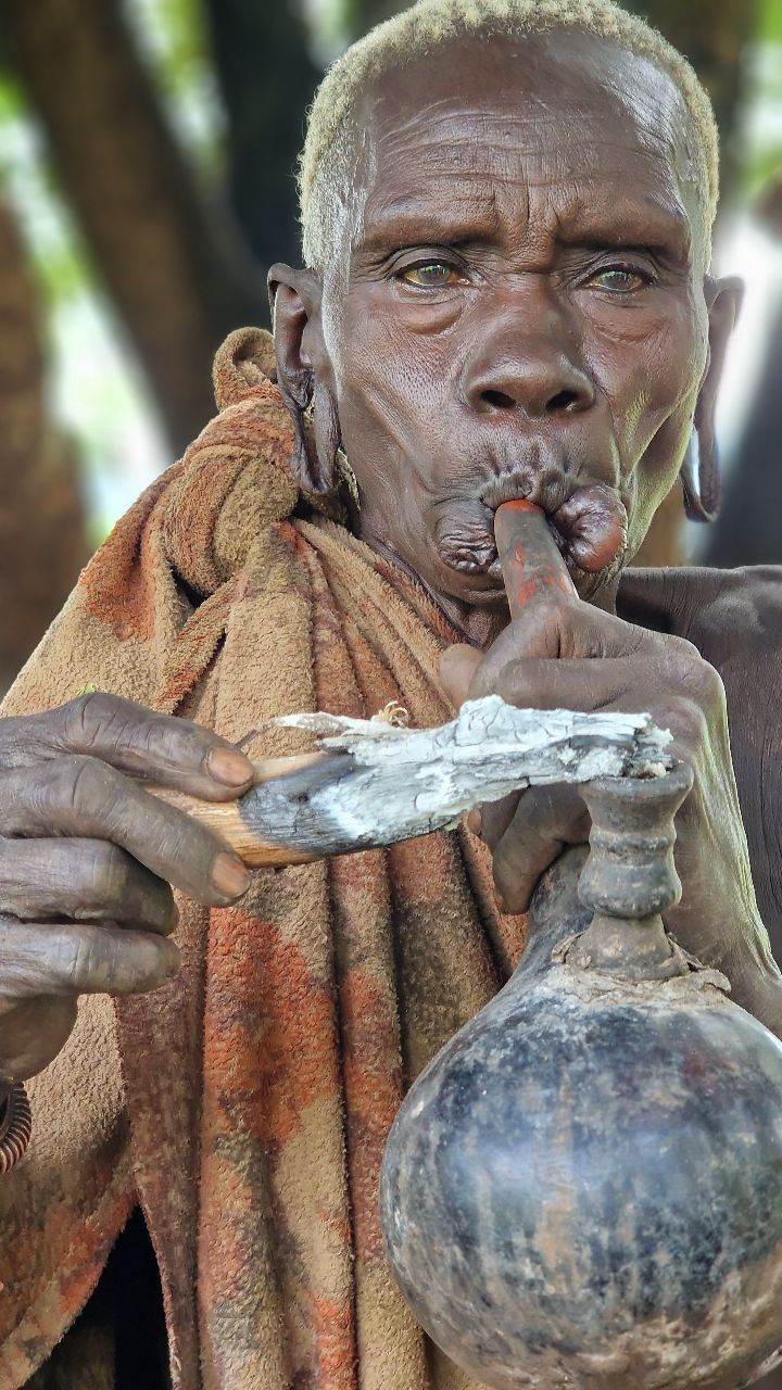 Gamo-Gofa, basketto woman smoking tobacco with an antique narghilè, a  typical water pipe 1991 #Ethiopia #ታሪካችን