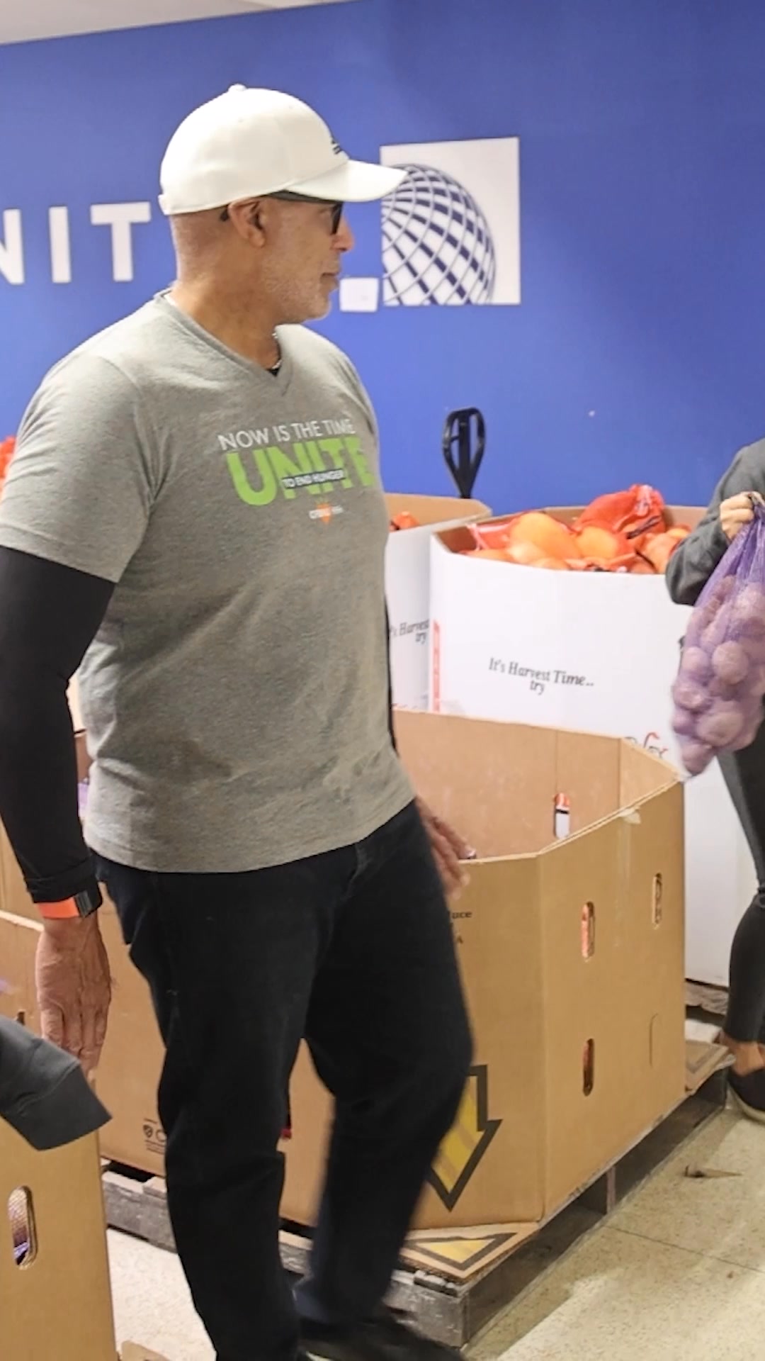 Federal workers sorted through food donations at Newark Liberty ...
