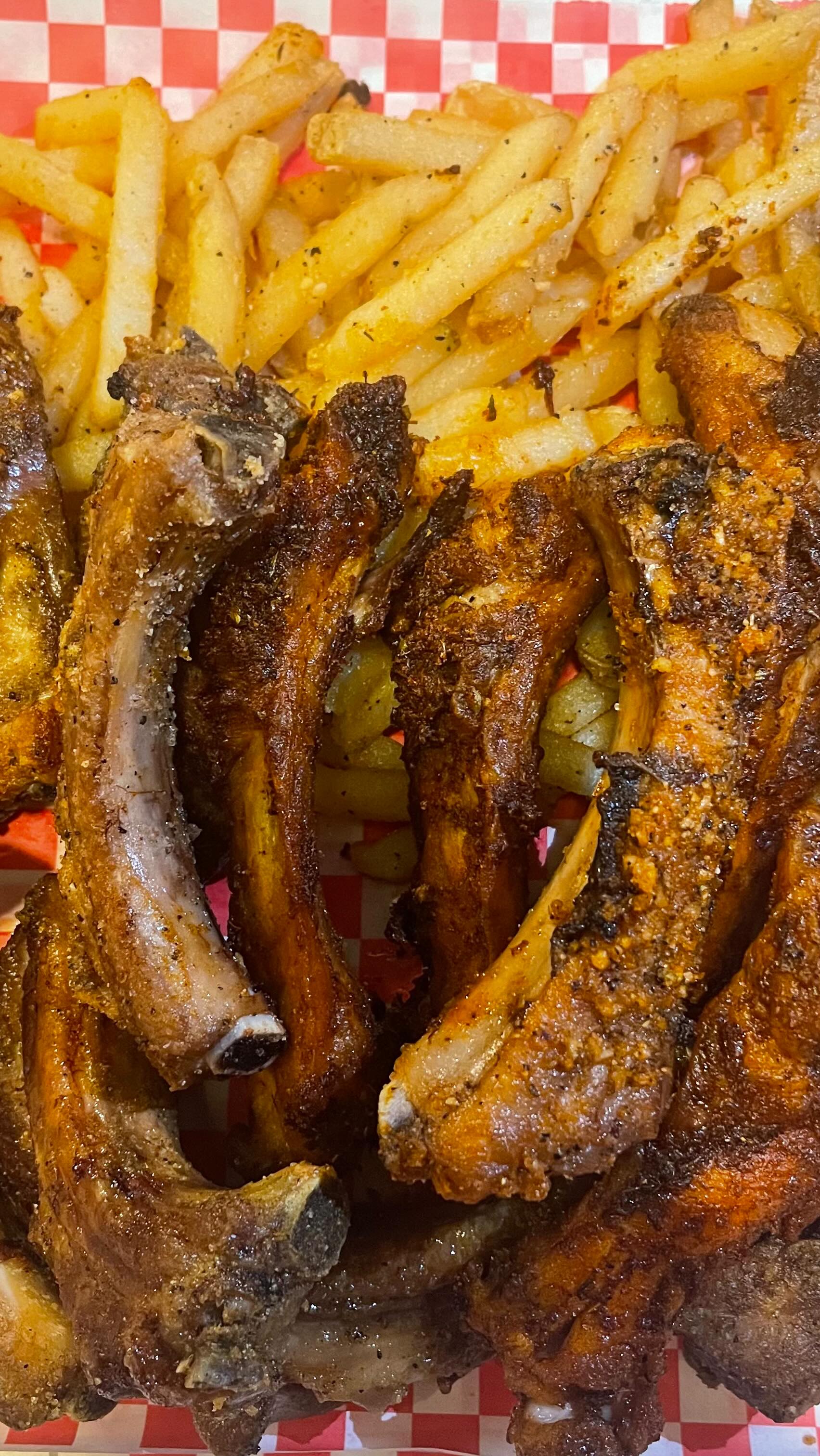 The OG seasoned ribs 😮‍💨 sometimes the original hits harder💪🏽 Available ...