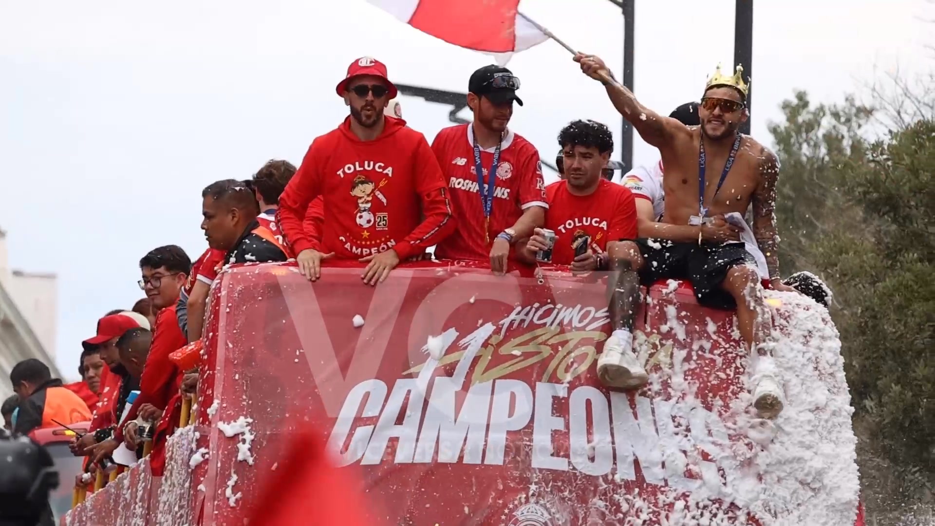 👑👹 El rey Alexis Primero encabeza semidesnudo el recorrido de los ...