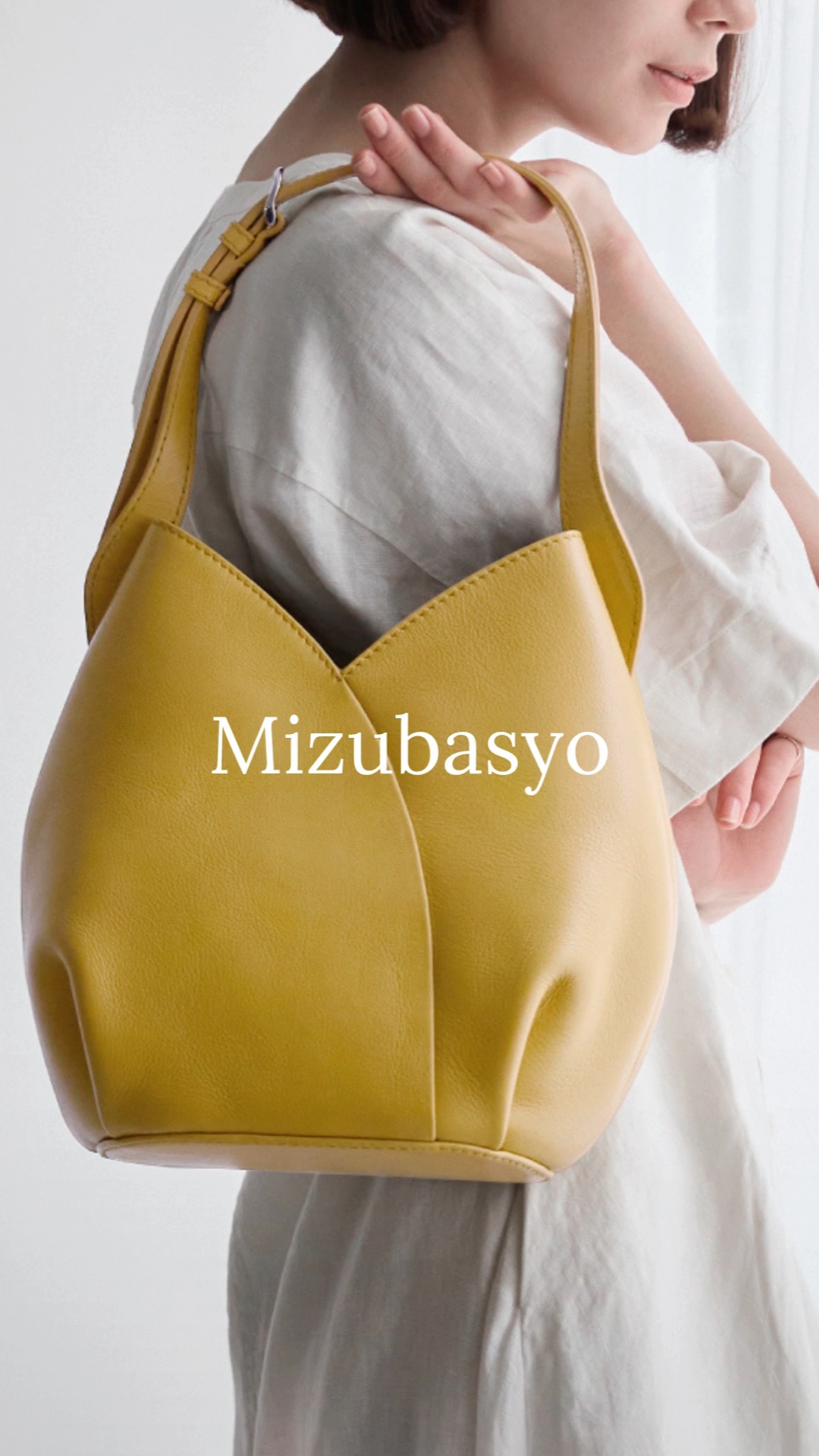 Inspired by the elegance of the mizubasyo flower. This compact bag
