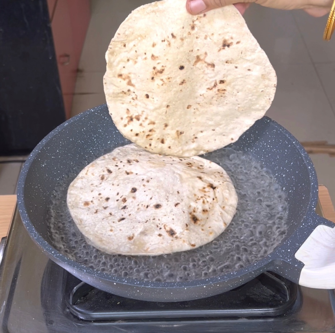 रोटी को गरम पानी में भीगा दिया, इस टिप्स को देखने के बाद हर रोज रोटी ...