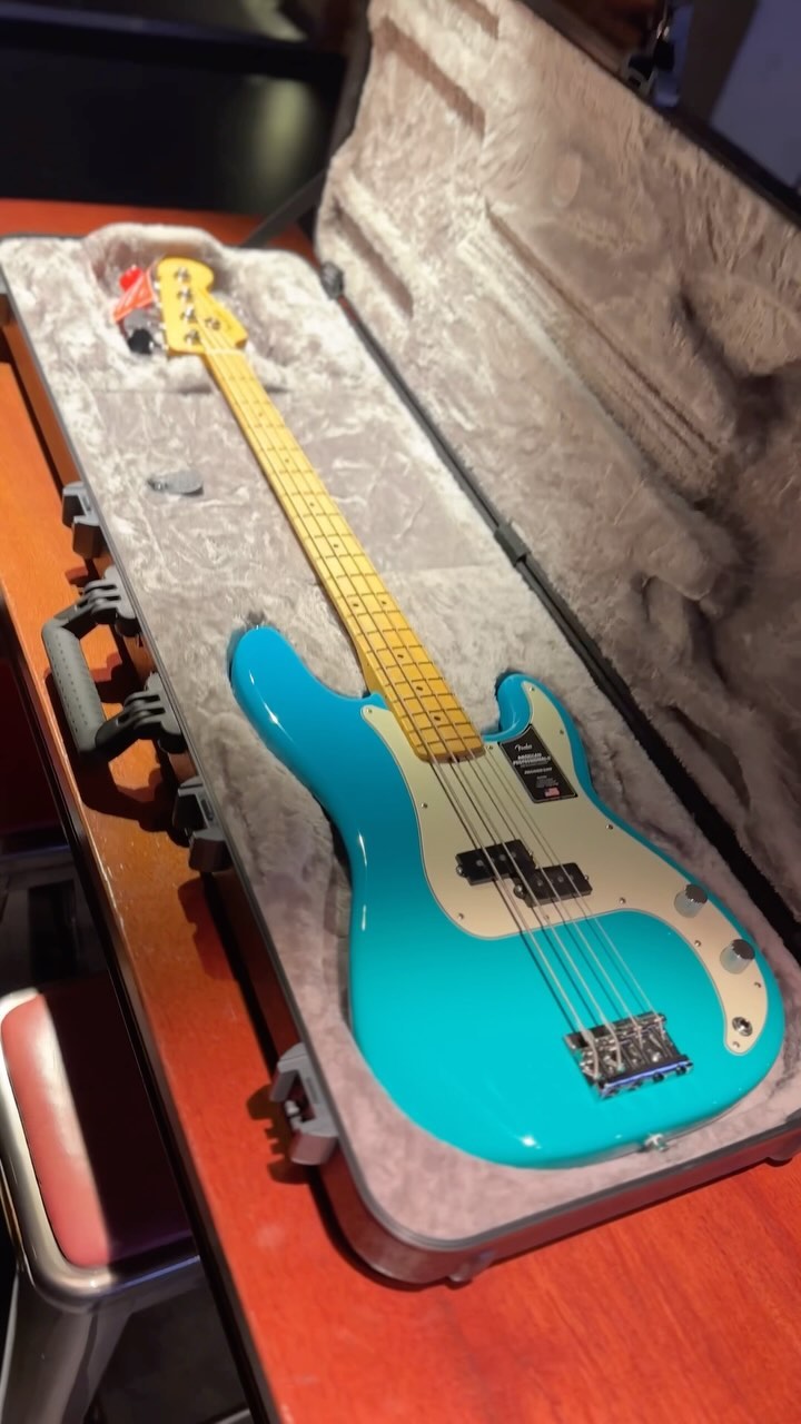 Funk just showed up at my door. Unboxing the Supreme x Fender