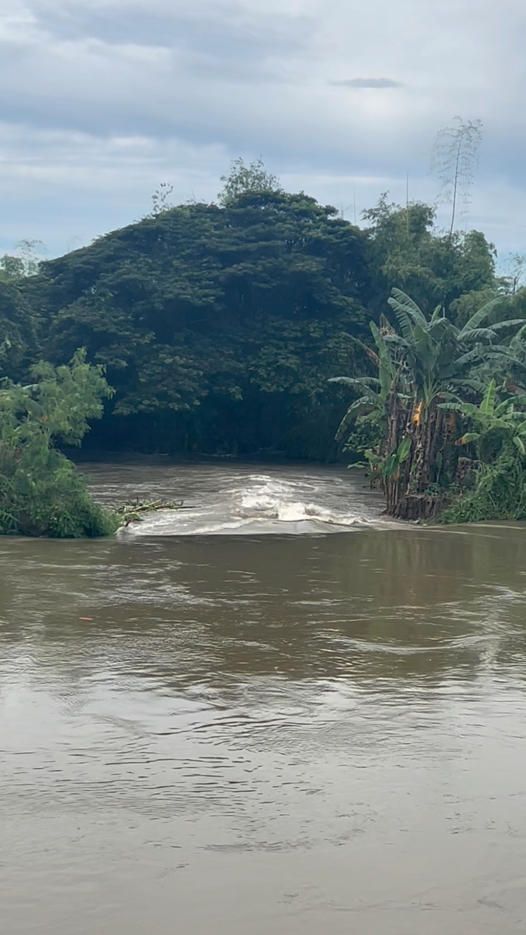 Panoorin: Nasira ang bahagi ng isang dike sa Brgy. San Vicente ...