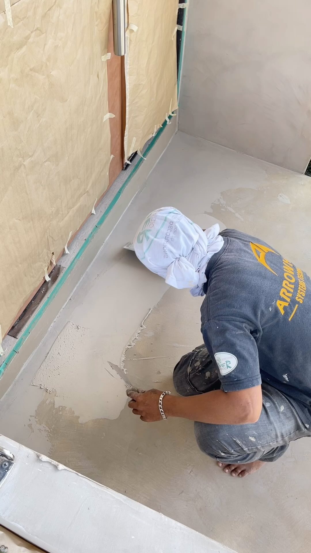 Applying 2nd coat of microcement at Powerplant Mall Rockwell! #cemher # ...