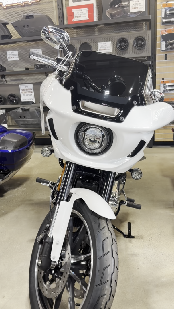 117 cubic inches of Milwaukee-Eight muscle. Frame-mounted fairing