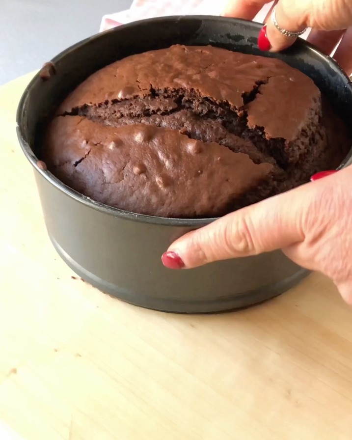 Torta al cacao senza uova e torta all'acqua con gocce di cioccolato ...