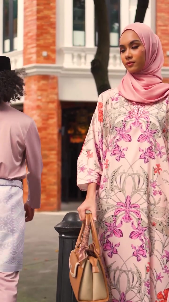 Raya kini kembali lagi! 🕌 Dapatkan Koleksi kaftan daripada Puteri 2022 ...