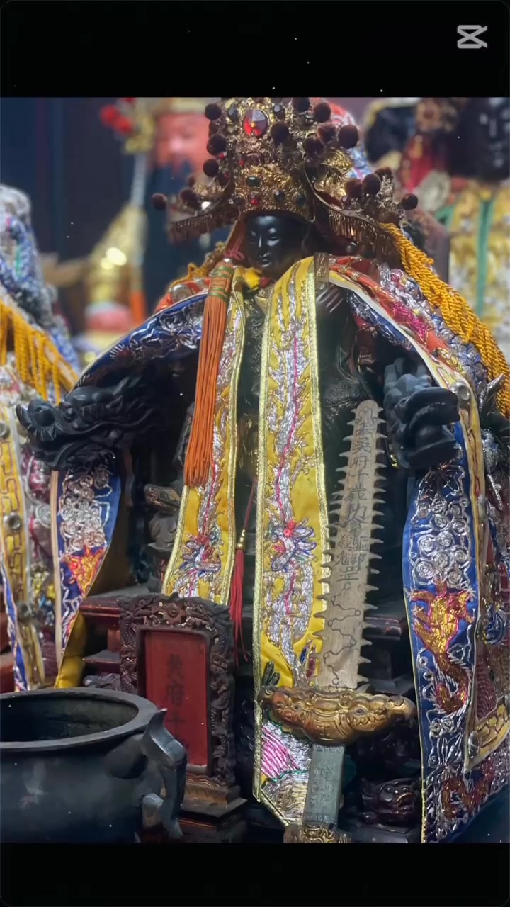 《十二瘟王吳府千歲頌》。 瘟威赫赫震蒼冥，玉殿金鑾駕帝庭。 丹篆符光驅疫鬼，黑衣神影護黎民。 濟世心懷天地重，斬邪手段鬼神驚。 香煙萬裡傳靈應 ...