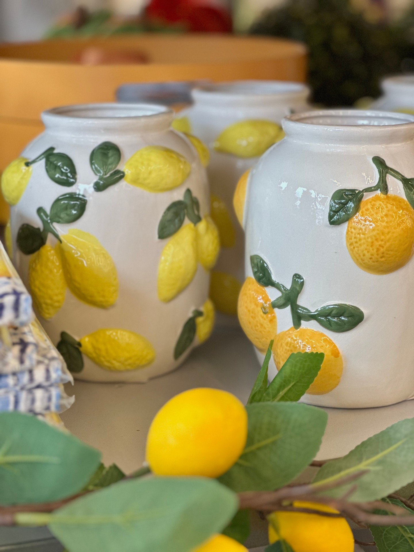 Unsere Zitronen-Deko ist wieder da 🍋💛 Komm jetzt in die Filiale oder stöbere direkt im Onlineshop durch unsere Neuheiten und sichere dir eine neuen Deko-Lieblinge ✨, Karaffe - 4,99€, Vasen