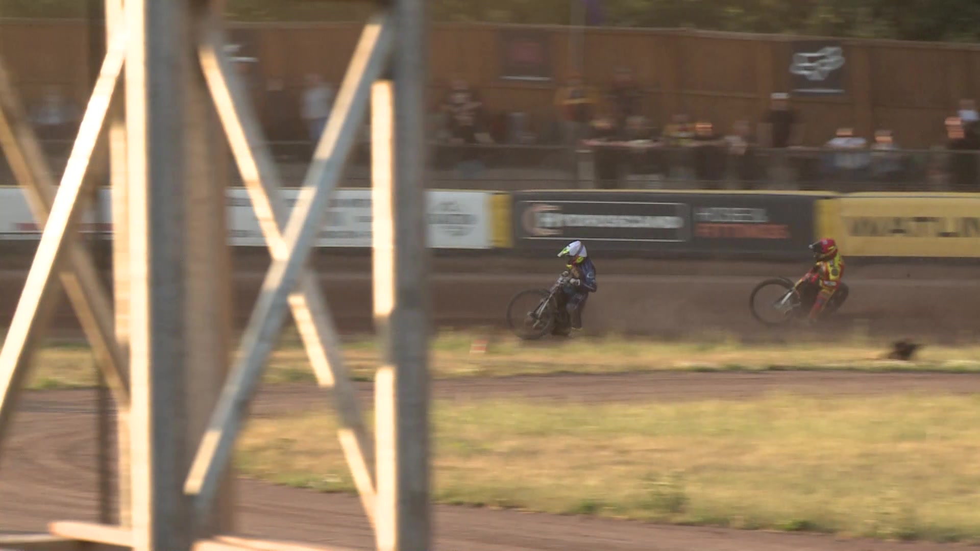 𝗥𝗔𝗖𝗘 𝗔𝗖𝗧𝗜𝗢𝗡 🎬 Douglas does it! 💥 🦁🆚⭐️ | 📍 Leicester 🔴 Ryan Douglas 🔵 ...