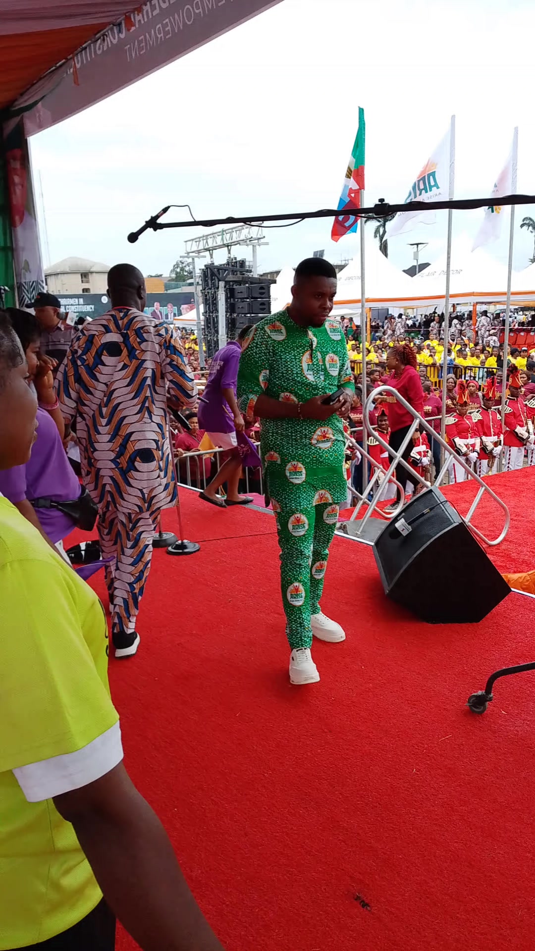 Lol the way that guy is dancing ehn! 😁🌈 | Alexander Inyang | Facebook