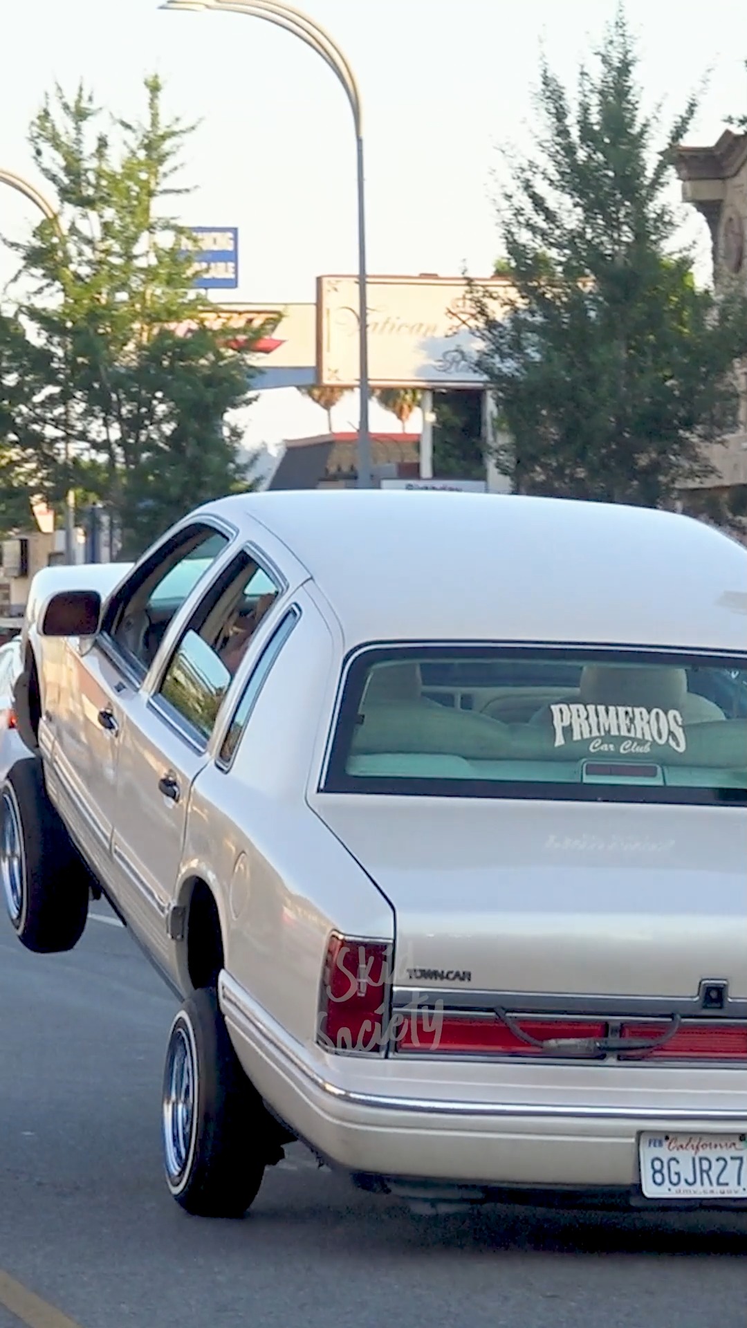 Lincoln Town Car lowrider hopping in the streets! 🔥🛞 Your ride's