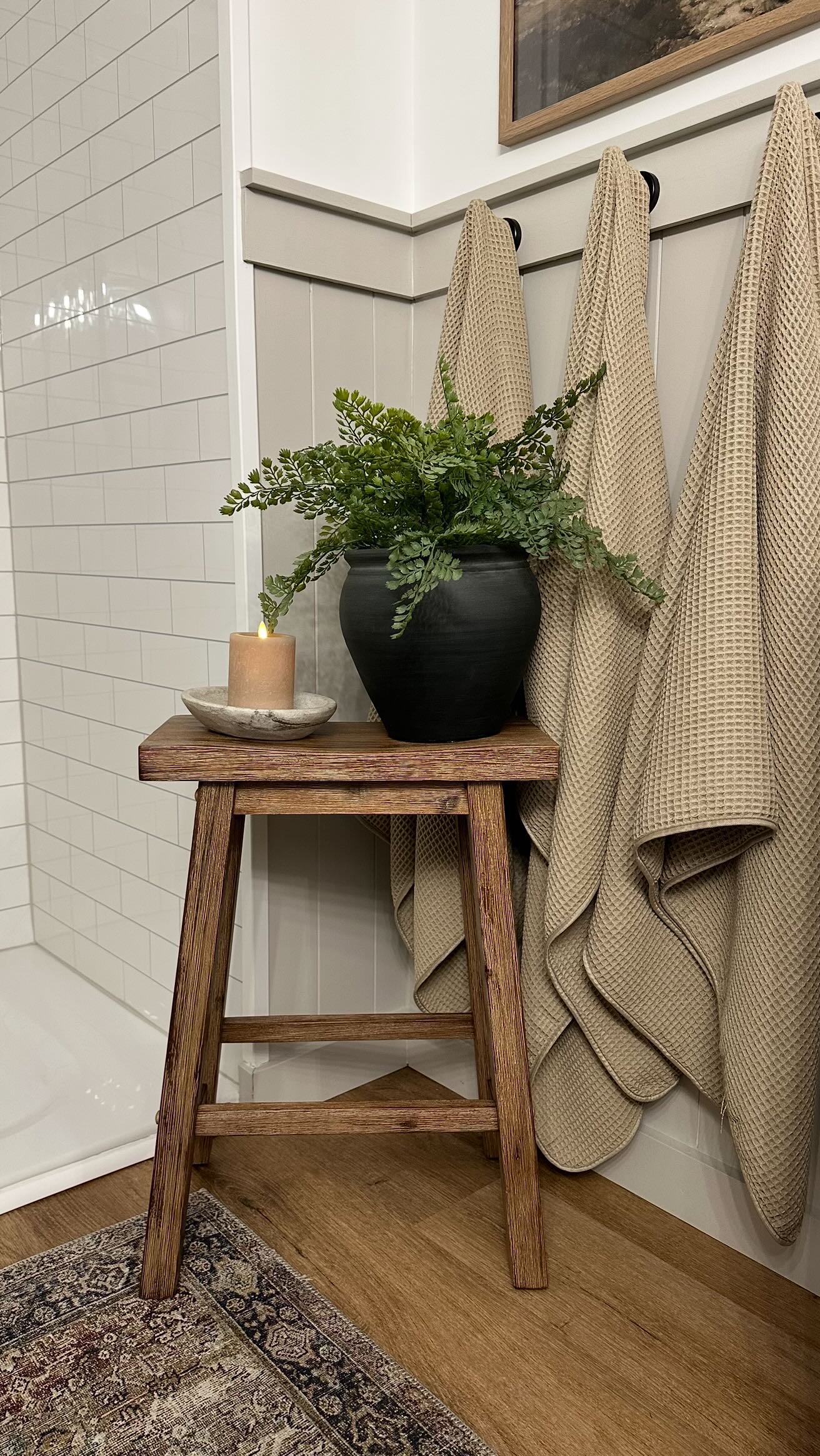 ON SALE Vintage Inspired Stool. 🔗Comment, MUST HAVE INFO, to get the ...